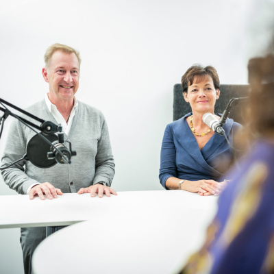 Ein Mann und eine Frau sitzen nebeneinander und werden interviewed.