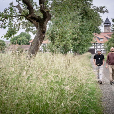 Die Brüder Carsten und Samuel Waldeck laufen einen Feldweg entlang.