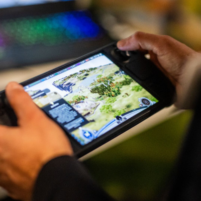 Eine Person spielt auf einer Spielekonsole ein Videospiel.