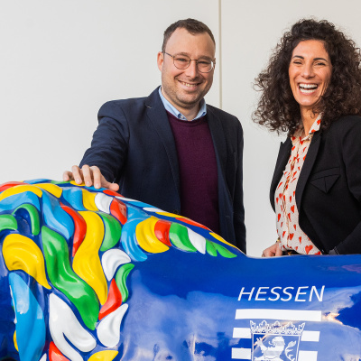 Jonas Winkler und Evren Gezer hinter dem blauen Hessenlöwen