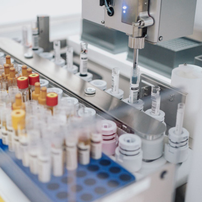 Ein Labor mit vielen Proben von Patienten.