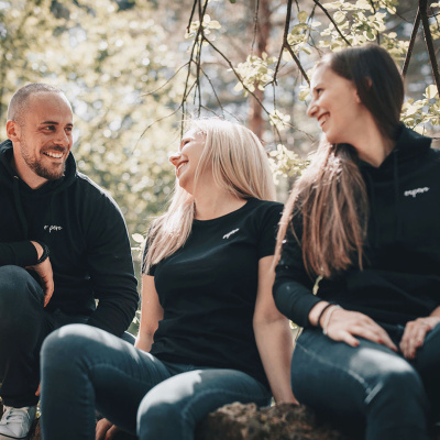 Drei Menschen sitzen im Wald