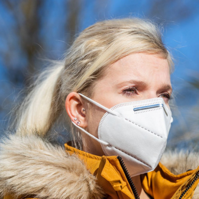 Frau mit Schutzmaske gegen das Coronavirus.