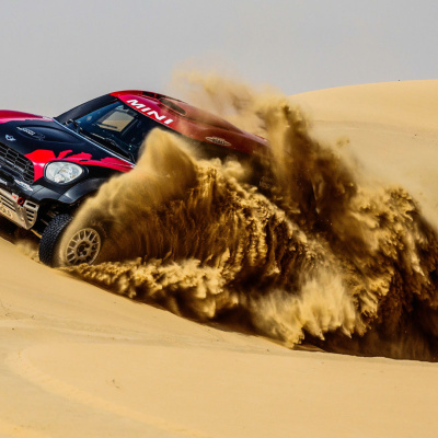 Auto fährt durch die Wüste