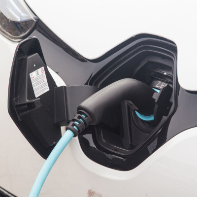 Ein Elektroauto wird mit Strom betankt