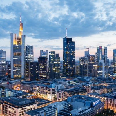 Hochhäuser in Frankfurt aus der Vogelperspektive in Abendstimmung.