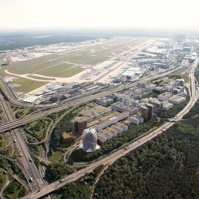 Auf dem Bild ist eine großflächige Luftbild-Visualisierung des Frankfurter Flughafens und des angrenzenden Business-Quartiers Gateway Gardens zu sehen.  Das dicht bebaute Areal im Zentrum zeigt das moderne Airport-Quartier mit zahlreichen Bürokomplexen, Hotels und Grünflächen. Markant im unteren Bereich sticht das wellenförmige bzw. geschwungene Hochhausgebäude hervor.