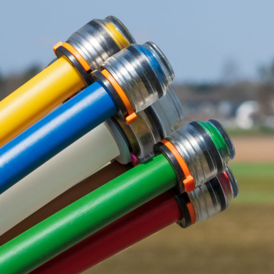 Mehrere Glasfaser-Kabel in einer ländlichen Region.