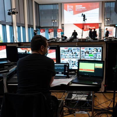 Ein Mann sitzt vor mehreren Computern