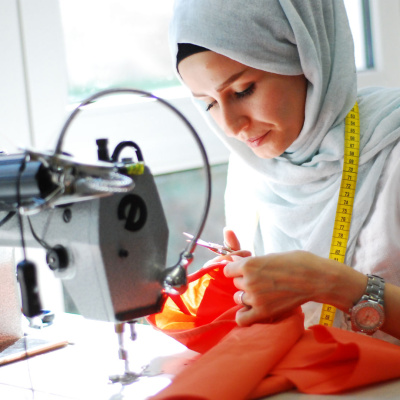 Junge Frau an der Nähmaschine