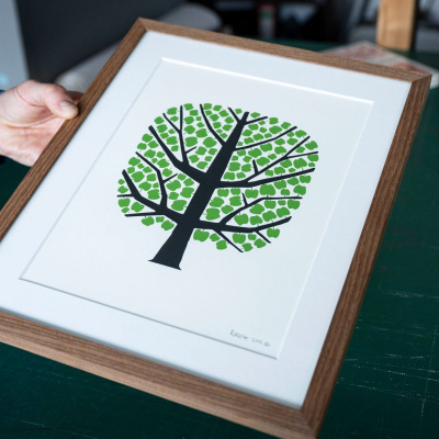 Das Gewinnerbild von Axel Rössler: Ein Baum mit vielen Äpfeln, welche zugleich die Blätter darstellen.