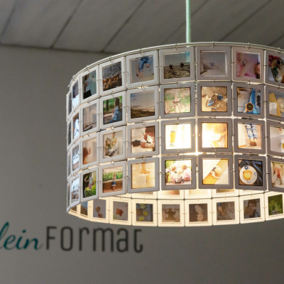 Eine Lampe hängt an der Decke