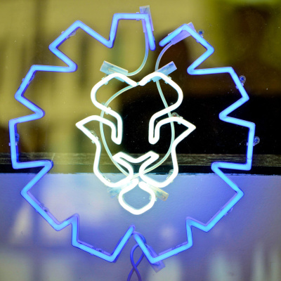 Eine leuchtende Lampe in Form eine Löwenkopfes