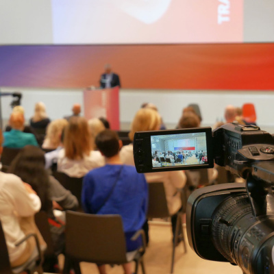 Wirtschaftsminister Tarek Al-Wazir steht auf der Bühne.