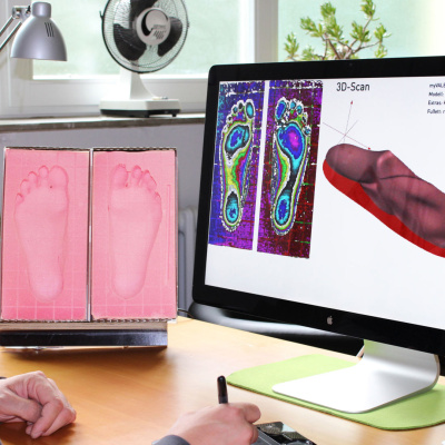 Am Computer entsteht eine Design-Sandale mit individuell angepasstem Fußbett.