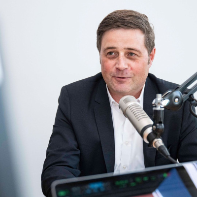 Arne Berg sitzt vor einem Mikrofon.