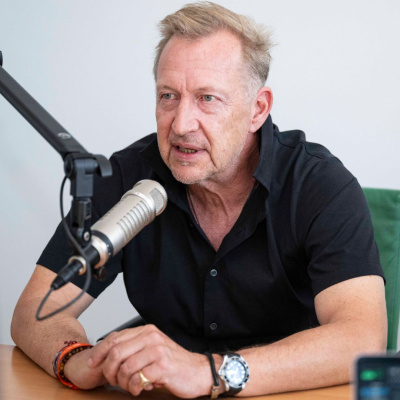 Folke Mühlholzer vor einem Mikrofon.