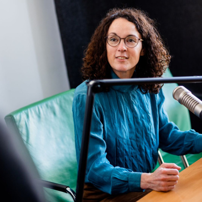 Angela Dorn vor einem Mikrofon.