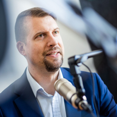 Dr. David Eckensberger vor einem Mikrofon.