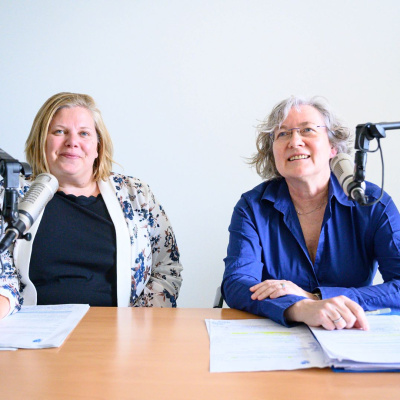 Anja Gauler und Fabienne Weihrauch sitzen vor einem Mikrofon.