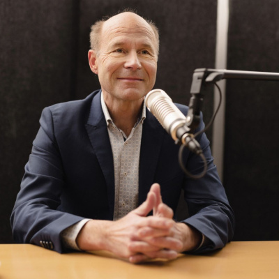 Dr. Karsten McGovern vor einem Mikrofon.