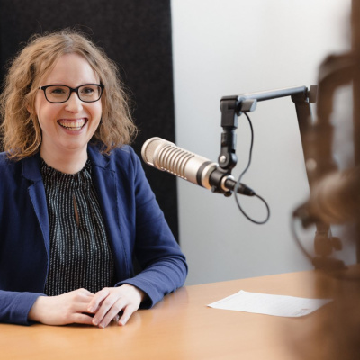 Julia Woth vor einem Mikrofon.