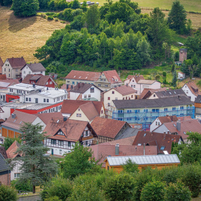 Es sind mehrere Häuser der Gemeinde Jossgrund im hessischen Main-Kinzig-Kreis zu sehen.