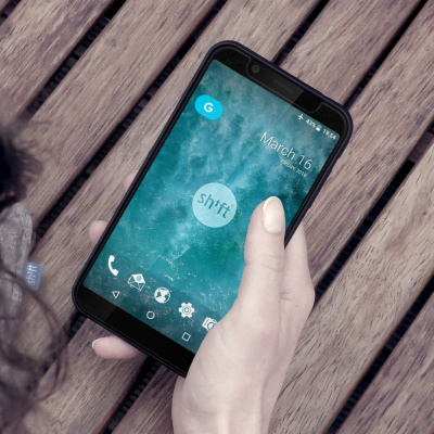 Frau hat Smartphone in der Hand