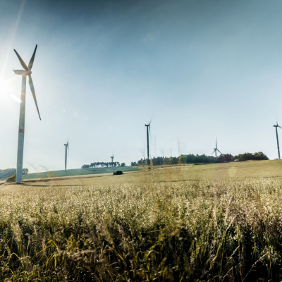 Windräder stehen in der Gemeinde Diemelsee.