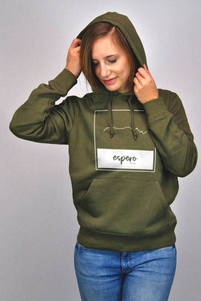 Eine Frau trägt einen grünen Pullover