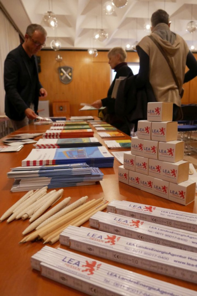 Mehrere Give-aways der LEA Hessen liegen auf einem Tisch.