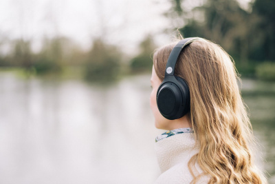 Eine Frau von hinten, sie trägt Kopfhörer von SHIFT.