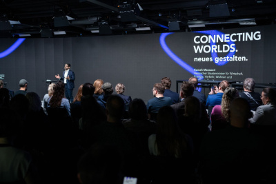 Hessens Wirtschaftsminister Kaweh Mansoori steht auf der Bühne beim Kreativwirtschaftstag 2024 in Frankfurt am Main.