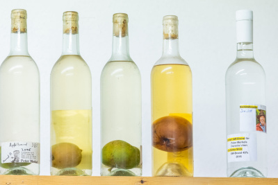 Mehrere Obstbrand Flaschen stehen nebeneinander.
