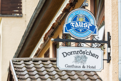 Schild des Hotels Hotel Dornrös’chen an der Hauswand.