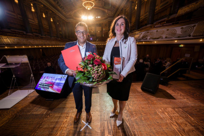 Dr. Hüseyin Aygün und Dr. Sylvia Wojczewski stehen bei der Verleihung der %22Hessen Champions%22 2021 auf der Bühne.