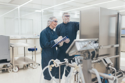 Ein Mann und eine Frau arbeiten in der Reinraumproduktion des Unternehmens BioSpring.