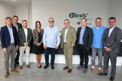 Gruppenbild: Christian Piterek (Regionalmanager Regionalmanagement Mittelhessen), Lars Wittmaack (Geschäftsführer Wirtschaftsförderung Limburg-Weilburg-Diez), Jonas Winkler (Themenfeldleiter Standortmarketing & Investorenberatung HTAI), Felicitas Lanz (Leiterin Marketing und Kommunikation Biovis), Prof. Dr. med. Burkhard Schütz (Geschäftsführer Biovis), Dr. Rainer Waldschmidt (Geschäftsführer HTAI), Michael Heep (Projektmanager FRM GmbH), Alexander Bender (Verwaltungsleiter Biovis) und Eric Menges (Geschäftsführer FRM GmbH).