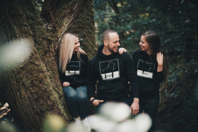 Drei Menschen sitzen im Wald