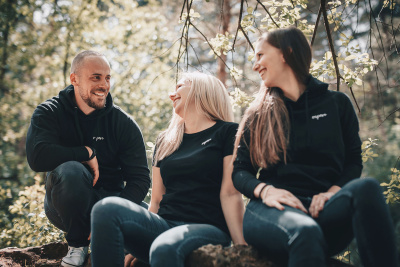 Drei Menschen sitzen im Wald