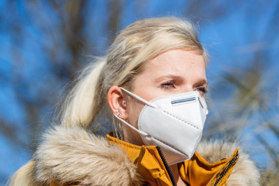 Frau mit Schutzmaske gegen das Coronavirus.