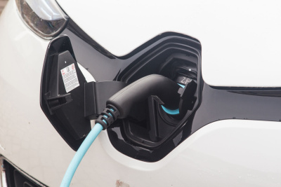 Ein Elektroauto wird mit Strom betankt