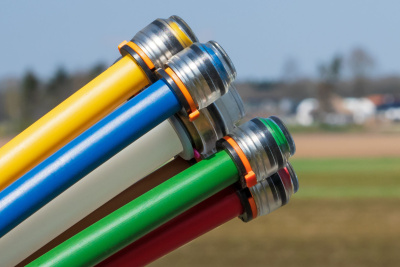 Mehrere Glasfaser-Kabel in einer ländlichen Region.