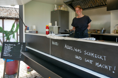 Melanie Hülsbömer steht im Imbisswagen des Auenlandhofs.