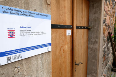 Der Auenlandhof wurde vom Land Hessen gefördert, ein Schild weist darauf hin.