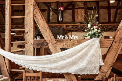 Im Auenlandhof ist alles für eine Hochzeit geschmückt.