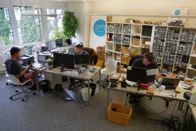 In dem Bürohaus der beiden Waldeck-Brüder im kleinen Dorf Falkenberg in Nordhessen sind 14 Mitarbeiter mit dem technischem Support, dem Kundendienst und dem Versand der Shiftphones beschäftigt.