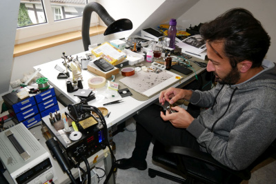 In dem Bürohaus der beiden Waldeck-Brüder im kleinen Dorf Falkenberg in Nordhessen sind 14 Mitarbeiter mit dem technischem Support, dem Kundendienst und dem Versand der Shiftphones beschäftigt.