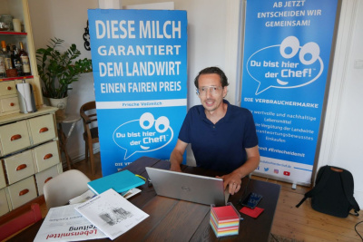 Nicolas Barthelmé, Gründer von "Du bist hier der Chef!", in seinem Haus im hessischen Eltville