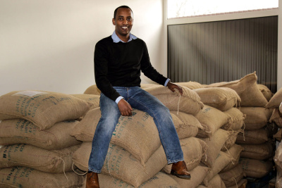 Der Geschäftsführer Markos Gebreselassie von Kaffee Pura auf Kaffeesäcken.